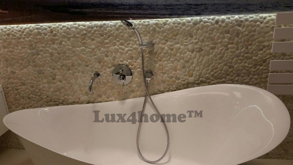 mozaika z otoczaków Lux4home - łazienka z białych otoczaków